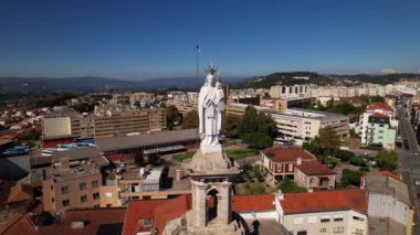  Braga 'nın tarihi şehir merkezi Igreja do Carmo, Portekiz' in insansız hava aracı görüntüsü