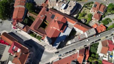  Portekiz 'in tarihi şehir merkezi Braga' da Igreja do Carmo 'nun insansız hava aracı görüntüsü