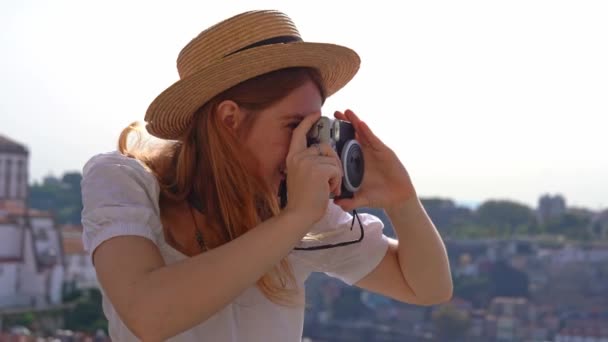 Happy Smiling Young Woman Hat Taking Photos Porto Town View — ストック動画