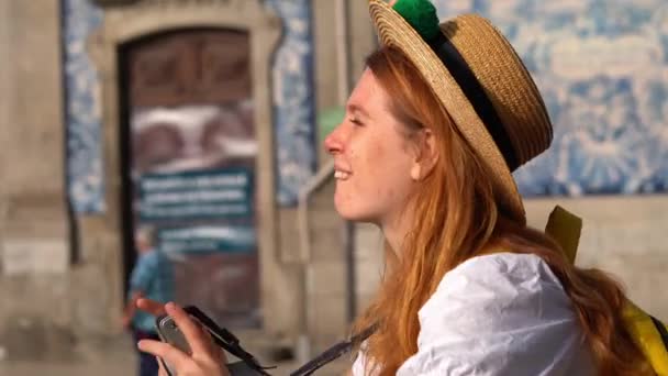 ポルトガルの町で写真を撮る帽子の幸せな若い女性 Azulejo壁に対して ヨーロッパでの休暇を楽しんで — ストック動画