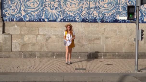 年轻的女游客拿着地图走在一个古老的波尔图小镇上 靠着Azulejo墙 在欧洲度假愉快 — 图库视频影像
