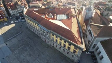 Güneşli bir günde Porto şehir merkezindeki eski bir hapishanenin hava dairesi manzarası