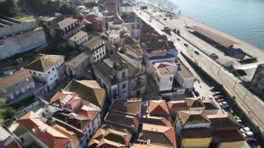 Porto şehir merkezinin hava aracı görüntüsü, tipik kiremit kırmızısı çatılar, nehir Douro ve güneşli bir günde evler, Portekiz