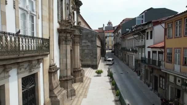 葡萄牙北部古城吉马拉伊斯市中心的真实街道 葡萄牙古典建筑 — 图库视频影像