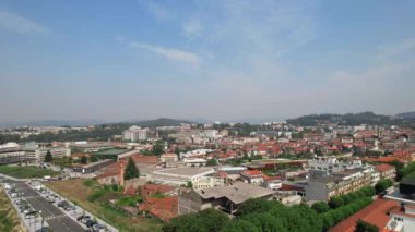 Portekiz 'in kuzeyindeki antik Guimaraes şehrinin insansız hava aracı görüntüsü 