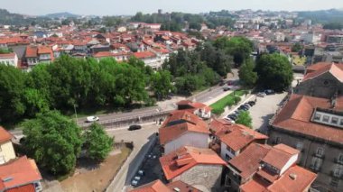 Portekiz 'in kuzeyindeki Guimaraes antik şehrinde insansız hava aracı uçuyor. 
