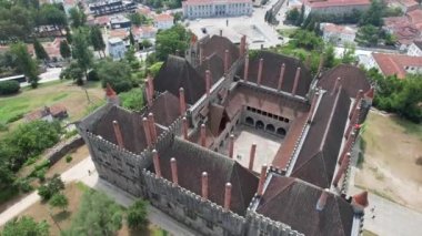 Braganza Dükleri 'nin Ortaçağ Sarayı' nın havadan görünüşü. Portekiz 'in kuzeyindeki Guimaraes şehri.