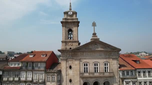 Drone Terbang Atas Gereja San Peter Pusat Kota Kuno Guimaraes — Stok Video