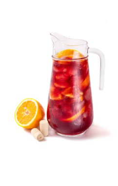 Tinto de Verano ya da şarap, kırmızı şarap İspanyol kokteyli. Beyaz arka planda kavanozda portakallar var..