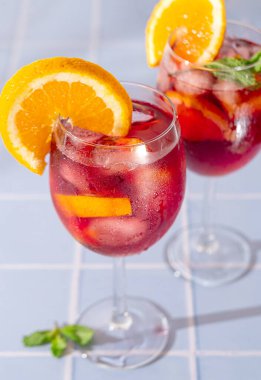 Tinto de Verano veya şarap portakallı İspanyol kokteyli. Taze akolik içecek sangria.