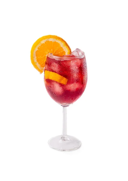 Tinto Verano或Vino Verano 红葡萄酒西班牙鸡尾酒与橙子 在白葡萄酒上添加橡胶饮料桑格利亚 — 图库照片