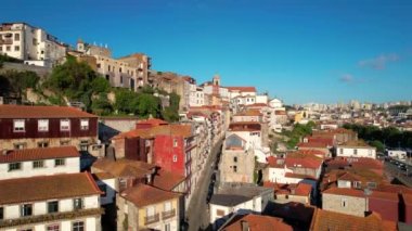 Porto şehrinin hava aracı görüntüsü, tipik kiremit kırmızısı çatılar, güneşli bir günde evler, Portekiz