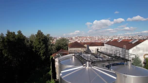 Luchtbeelden Grote Stalen Vaten Voor Wijngisting Porto Wijnfabriek Vila Nova — Stockvideo