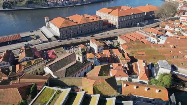 Letecký Bezpilotní Pohled Centrum Porta Typické Kachlové Střechy Řeka Douro — Stock video