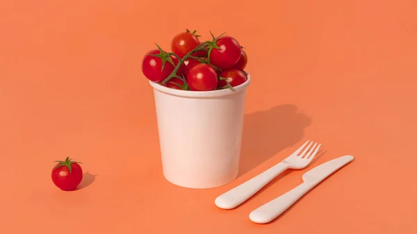 토마토는 뒷면에 종이컵이다 — 스톡 사진