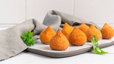 Geleneksel kızarmış coxinha de frango - beyaz masada tavuk kroket, Brezilya yemeği.
