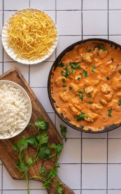 Tavada tavuklu strogonoff yanında pirinç, maydanoz ve patates kamışı. En üst tablo görünümü