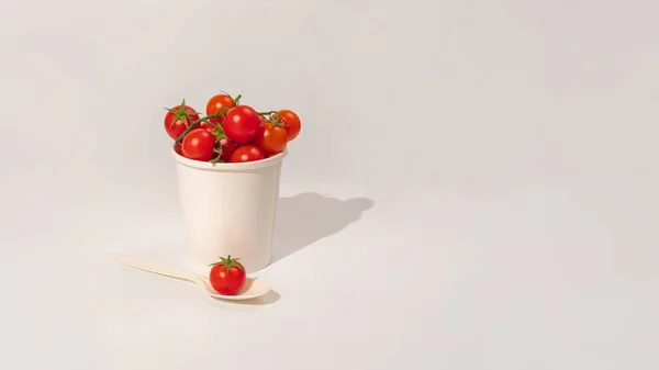 종이컵에 토마토는 배경에 있습니다 — 스톡 사진