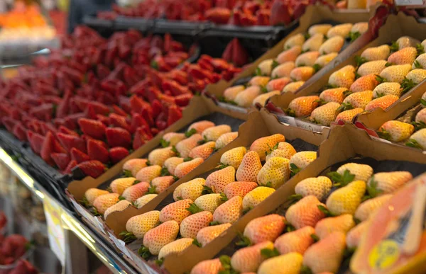 Bio Raw Pink Pineberries Erdbeere Auf Dem Bauernmarkt Stand — Stockfoto