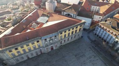 Güneşli bir günde Porto şehir merkezindeki eski bir hapishanenin hava dairesi manzarası