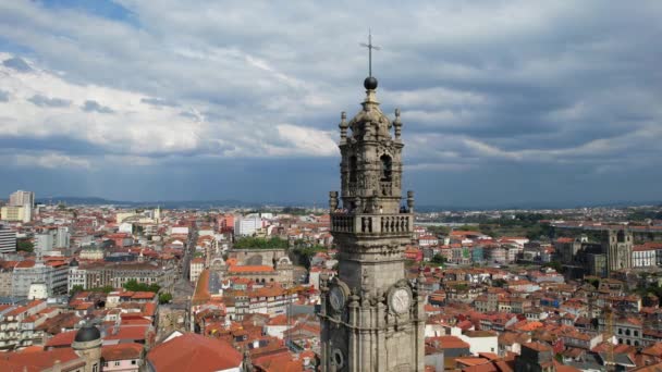 ポルトガル オポルトの有名な都市のランドマークであるクレリゴス教会バロックベルタワーの壮大な空中ビュー — ストック動画