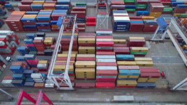 Oporto, Portekiz -14 Eylül 2022: Limanın sevkiyat bölgesindeki kargo konteynerlerinin akşam görüşü. Küresel ulaşım ve lojistik işi.