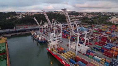 Oporto, Portekiz -14 Eylül 2022: Güzel Günbatımı Havacılığı deniz sanayi sanayi limanı vinçleri, konteynırlar ve ticari liman Matosinhos 'ta gemi.
