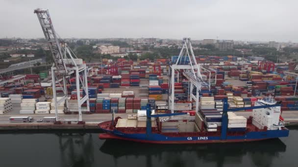 ポルト ポルトガル 2022年7月24日 大型クレーンや国際コンテナ貨物船の航空ビューは ポートの出荷エリアにあります グローバル輸送 物流事業 — ストック動画