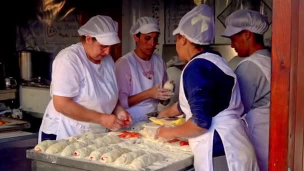 May 2023 ポルト ポルトガル 女性はオープンキッチンでパオコムChouricoを準備 祭りの伝統的なポルトガル料理 — ストック動画