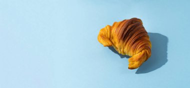 Brioche Croissants, Portekiz Maya Mayalı Hamur Ekmeğini mavi arka planda fotokopi alanı ile bıraktı