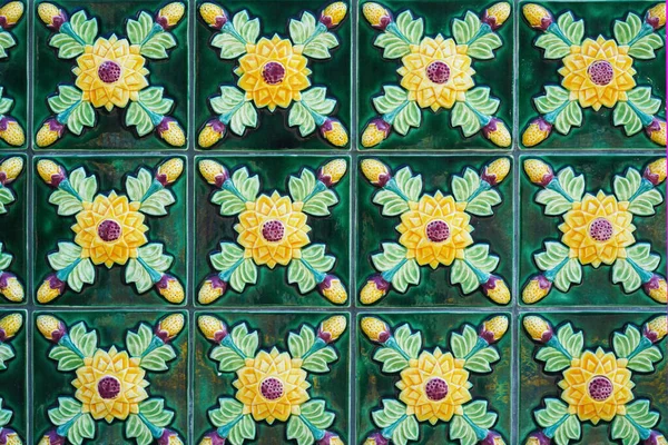 黄花蓝藻背景的传统葡萄牙和西班牙瓷砖绿色 — 图库照片