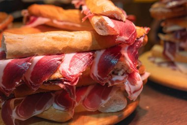 İspanyol sokak yemekleri, taze pişmiş baget ekmeği dilimlenmiş İberya jamonu, Bocadillo