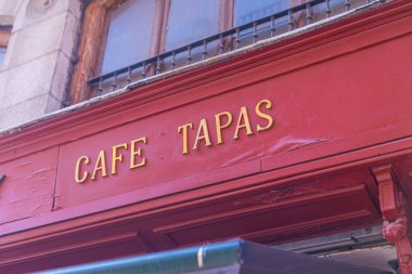 Madrid 'deki Cafe Tapas kırmızı İspanyol girişi