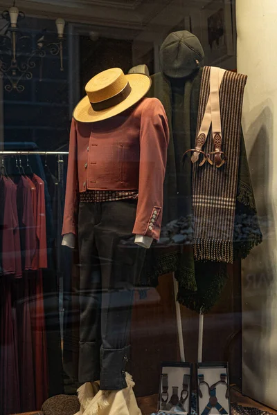 Özel bir giyim mağazasının vitrininde geleneksel İspanyol kıyafetleri. Mağaza penceresi
