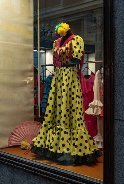 Vacker Spansk Gul Färgad Flamenco Klänning Fönstret Speciell Klädbutik Butiksfönster Royaltyfria Stockfoton
