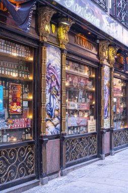 MADRID, İspanya - 17 Haziran 2023: Eski şehir merkezinde İspanyol kafe bar görüntüsü