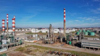  Petrol terminalinin havadan görünüşü petrol ve petrokimya depolama için bir endüstriyel tesistir. Petrol üretim ürünleri. elektrik santrali.