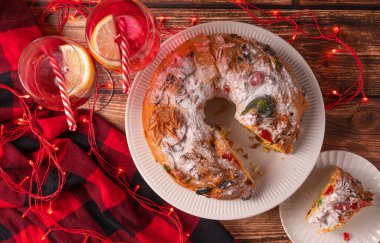 Portekiz Bolo Rei, meyveli ve ahşap masadaki kremalı geleneksel bir Noel pastasıdır. Düz yatıyordu