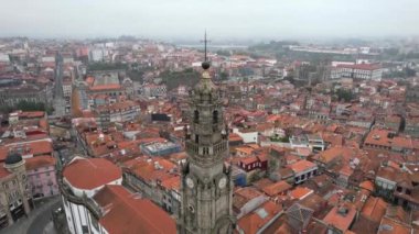 Portekiz 'in Porto kentindeki ünlü şehir simgesi Barok Çan Kulesi' nin sinematik sisli hava manzarası.