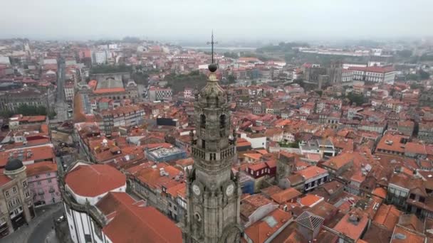 Cinematic Foggy Aerial View Clerigos Church Baroque Bell Tower Famous — Stok Video