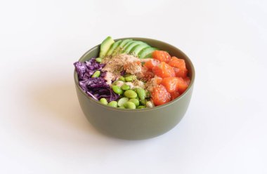 Susam tohumlu Hawaii somon kabı, avokado, kırmızı lahana ve beyaz arka planda edamame. Buda kasesi. Diyet.
