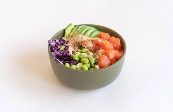 Susam tohumlu Hawaii somon kabı, avokado, kırmızı lahana ve beyaz arka planda edamame. Buda kasesi. Diyet.