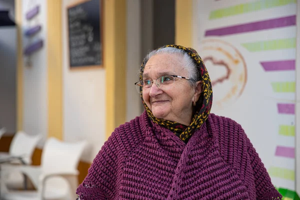 Nazare Πορτογαλία 2022 Ηλικιωμένη Κυρία Παραδοσιακά Χειμωνιάτικα Ρούχα Στο Δρόμο — Φωτογραφία Αρχείου