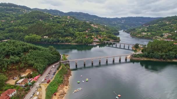 葡萄牙佩内达 格雷斯国家公园卡瓦多河上一座桥的空中美景 — 图库视频影像