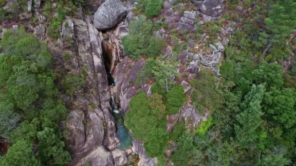 Вид Повітря Водоспад Арадо Люди Які Скелелазіння Національному Парку Пенеда — стокове відео