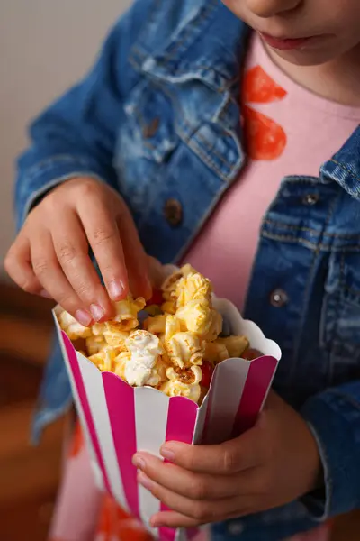 Menina Está Comendo Pipocas Caramelo Balde Papelão Listrado Close — Fotografia de Stock