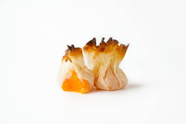 Geleneksel yumurta kremalı Portekiz tatlıları - beyaz arka planda tülhinhalar