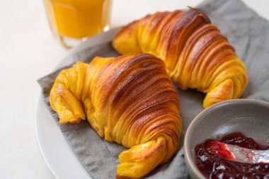 Kahvaltı için küçük bir kase reçelli taze Portekiz Brioche kruvasanları. Yakın plan.