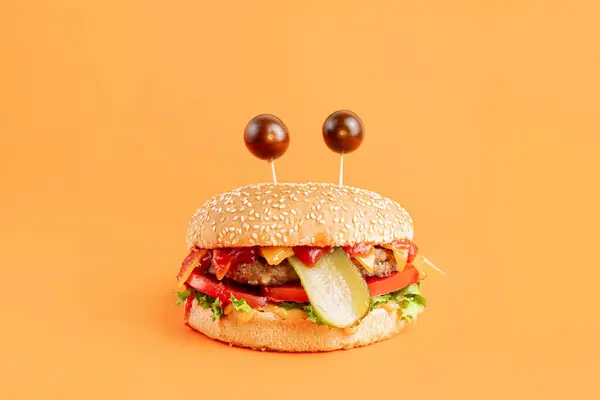 Zabawny Monster Burger Pomarańczowym Tle Halloween — Zdjęcie stockowe