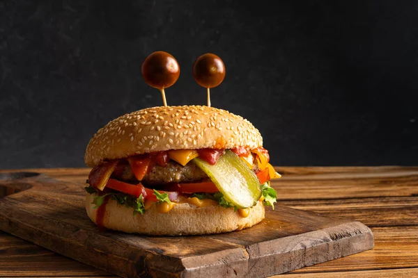 Halloween Lucu Burger Keju Monster Latar Belakang Kayu Stok Gambar